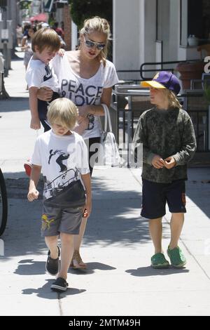 Sharon Stone und ihre drei Söhne Roan Joseph, Laird Vonne und Quinn Kelly machen nach dem Mittagessen einen Spaziergang durch Beverly Hill. Los Angeles, Kalifornien. 6/25/11. Stockfoto