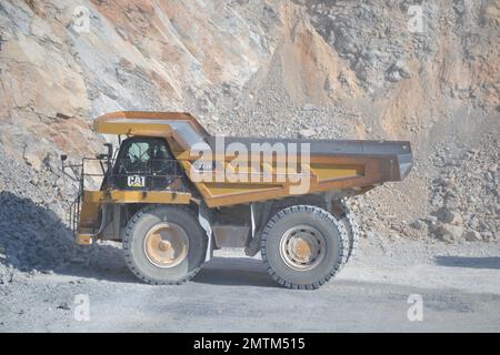 Ein riesiger Müllcontainer, der in einem Kalksteinbruch arbeitet. Stockfoto