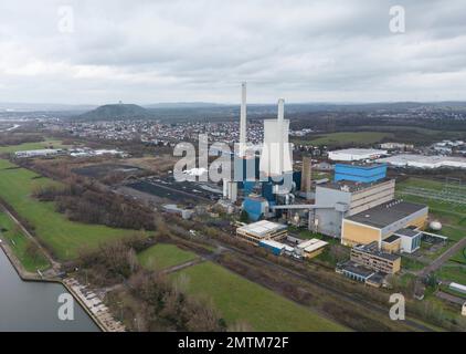 Ensdorf, Deutschland. 01. Februar 2023. Das stillgelegte Kraftwerk Ensdorf. Das US-Unternehmen Wolfspeed möchte eine moderne Chip-Fabrik im Saarland bauen. Geplant ist der Bau des weltweit größten Produktionswerks für Siliziumkarbidelektronik. (Luftaufnahme mit einer Drohne) Kredit: Boris Roessler/dpa/Alamy Live News Stockfoto