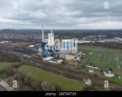 Ensdorf, Deutschland. 01. Februar 2023. Das stillgelegte Kraftwerk Ensdorf. Das US-Unternehmen Wolfspeed möchte eine moderne Chip-Fabrik im Saarland bauen. Geplant ist der Bau des weltweit größten Produktionswerks für Siliziumkarbidelektronik. (Luftaufnahme mit einer Drohne) Kredit: Boris Roessler/dpa/Alamy Live News Stockfoto