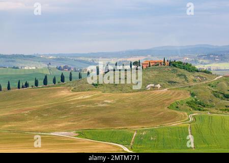 Haus auf einem Hügel in den Feldern und Blick auf die Landschaft Stockfoto