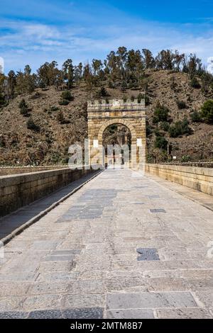 Römische Brücke über den Tejo, Tajo in Alcantara, Provinz Caceres, Extremadura, Spanien. Die römische Brücke von Alcantara ist eine zweitausend Jahre alte s Stockfoto