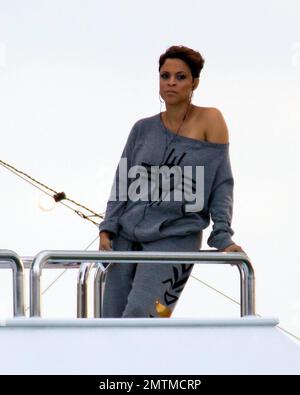 EXKLUSIV!! Shaquille O'Neals Ex-Frau Shaunie O'Neal filmt Szenen für ihre VH1 Reality-Serie „Basketball Womes“ mit anderen Co-Stars auf einer riesigen Yacht in Miami. Shaunie trug während des Shootings und vor dem Einstieg in die Yacht einen grauen Schweißanzug, bedeckt mit einem weißen, mit ihrem Namen bestickten Bademantel. Sie übte auch, eine Leuchtpistole vom Dock aus zu feuern, bevor sie zur Yacht ging. Sobald sie an Bord war, unterhielt sie sich auf ihrem Handy. Miami, Florida 16. Januar 2012 Stockfoto