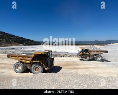 Dämpfer, die in einem Kalksteinbruch arbeiten. Sie transportieren das Material zum Zerkleinerer. Stockfoto