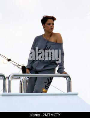 EXKLUSIV!! Shaquille O'Neals Ex-Frau Shaunie O'Neal filmt Szenen für ihre VH1 Reality-Serie „Basketball Womes“ mit anderen Co-Stars auf einer riesigen Yacht in Miami. Shaunie trug während des Shootings und vor dem Einstieg in die Yacht einen grauen Schweißanzug, bedeckt mit einem weißen, mit ihrem Namen bestickten Bademantel. Sie übte auch, eine Leuchtpistole vom Dock aus zu feuern, bevor sie zur Yacht ging. Sobald sie an Bord war, unterhielt sie sich auf ihrem Handy. Miami, Florida 16. Januar 2012 Stockfoto