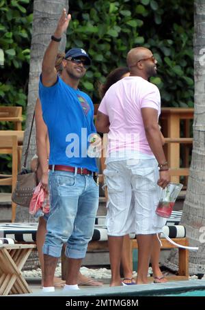 Schauspieler Shemar Moore trägt ein Superman-T-Shirt bei einem Strandspaziergang. Moore trug eine Flasche Bräunungsöl in seiner Tasche und hatte etwas, das wie eine große nasse Stelle im Schritt seiner Jeans aussah. Moore unterhielt sich auch mit Freunden am Pool, die eine Flasche Tequila hielten, von der er vorgab, während er plauderte. Miami Beach, Florida 7. Mai 2012 Stockfoto