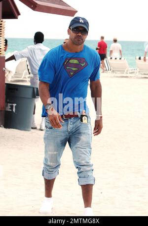 Schauspieler Shemar Moore trägt ein Superman-T-Shirt bei einem Strandspaziergang. Moore trug eine Flasche Bräunungsöl in seiner Tasche und hatte etwas, das wie eine große nasse Stelle im Schritt seiner Jeans aussah. Moore unterhielt sich auch mit Freunden am Pool, die eine Flasche Tequila hielten, von der er vorgab, während er plauderte. Miami Beach, Florida 7. Mai 2012 Stockfoto