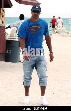 Schauspieler Shemar Moore trägt ein Superman-T-Shirt bei einem Strandspaziergang. Moore trug eine Flasche Bräunungsöl in seiner Tasche und hatte etwas, das wie eine große nasse Stelle im Schritt seiner Jeans aussah. Moore unterhielt sich auch mit Freunden am Pool, die eine Flasche Tequila hielten, von der er vorgab, während er plauderte. Miami Beach, Florida 7. Mai 2012 Stockfoto