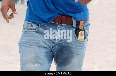 Schauspieler Shemar Moore trägt ein Superman-T-Shirt bei einem Strandspaziergang. Moore trug eine Flasche Bräunungsöl in seiner Tasche und hatte etwas, das wie eine große nasse Stelle im Schritt seiner Jeans aussah. Moore unterhielt sich auch mit Freunden am Pool, die eine Flasche Tequila hielten, von der er vorgab, während er plauderte. Miami Beach, Florida 7. Mai 2012 Stockfoto