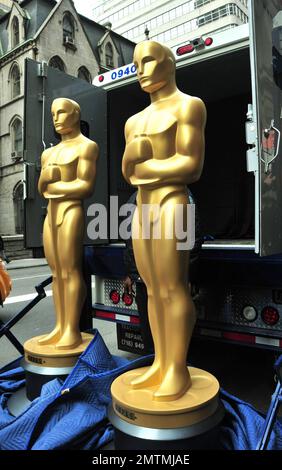 Vor dem New York Palace Hotel warten ca. 1,5 m hohe Oscar-Statuen, die für die New York Academy Awards 82. ausgeliefert wurden. New York, NY. 03/04/10. Stockfoto