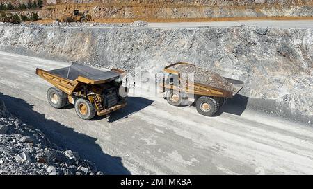 Ein riesiger Müllcontainer, der in einem Kalksteinbruch arbeitet. Stockfoto