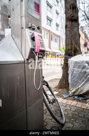 01. Februar 2023, Hessen, Frankfurt/Main: Ein öffentliches Münztelefon steht noch im Frankfurter Stadtteil Bornheim an der Berger Straße. Nach der Deaktivierung der Münzzahlung an den 12.000 verbleibenden Telefonen landesweit im November 2022 wurde Ende Januar 2023 auch die Zahlungsfunktion mit Telefonkarten und damit der gesamte Telekommunikationsdienst an den Telefonsäulen oder Telefonzellen eingestellt. Nach 142 Jahren ist das das Ende einer Ära. Foto: Frank Rumpenhorst/dpa Stockfoto