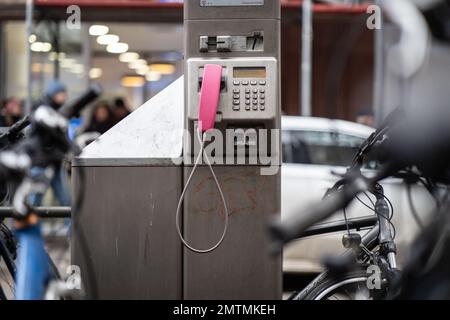 01. Februar 2023, Hessen, Frankfurt/Main: Ein öffentliches Münztelefon steht noch im Frankfurter Stadtteil Bornheim an der Berger Straße. Nach der Deaktivierung der Münzzahlung an den 12.000 verbleibenden Telefonen landesweit im November 2022 wurde Ende Januar 2023 auch die Zahlungsfunktion mit Telefonkarten und damit der gesamte Telekommunikationsdienst an den Telefonsäulen oder Telefonzellen eingestellt. Nach 142 Jahren ist das das Ende einer Ära. Foto: Frank Rumpenhorst/dpa Stockfoto