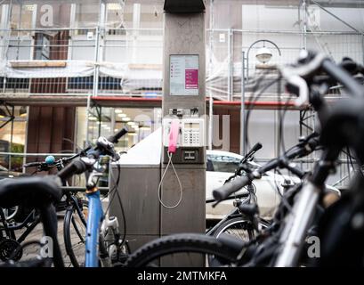 01. Februar 2023, Hessen, Frankfurt/Main: Ein öffentliches Münztelefon steht noch im Frankfurter Stadtteil Bornheim an der Berger Straße. Nach der Deaktivierung der Münzzahlung an den 12.000 verbleibenden Telefonen landesweit im November 2022 wurde Ende Januar 2023 auch die Zahlungsfunktion mit Telefonkarten und damit der gesamte Telekommunikationsdienst an den Telefonsäulen oder Telefonzellen eingestellt. Nach 142 Jahren ist das das Ende einer Ära. Foto: Frank Rumpenhorst/dpa Stockfoto