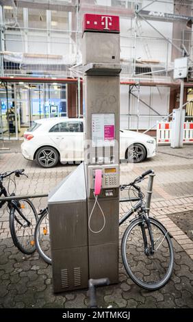 01. Februar 2023, Hessen, Frankfurt/Main: Ein öffentliches Münztelefon steht noch im Frankfurter Stadtteil Bornheim an der Berger Straße. Nach der Deaktivierung der Münzzahlung an den 12.000 verbleibenden Telefonen landesweit im November 2022 wurde Ende Januar 2023 auch die Zahlungsfunktion mit Telefonkarten und damit der gesamte Telekommunikationsdienst an den Telefonsäulen oder Telefonzellen eingestellt. Nach 142 Jahren ist das das Ende einer Ära. Foto: Frank Rumpenhorst/dpa Stockfoto