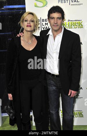 Antonio Banderas und Melanie Griffith kommen zur Premiere von Shrek Forever After am Tribeca Film Festival 2010. New York, NY. 4/21/10. Stockfoto