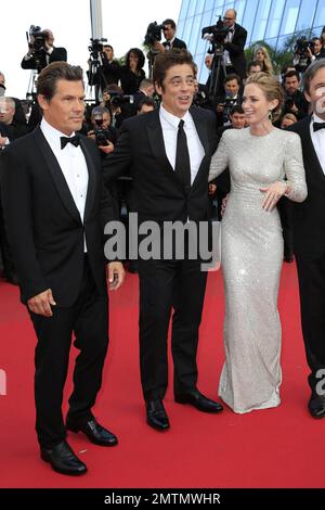 Josh Brolin, Benicio Del Toro und Emily Blunt auf der Premiere „Sicario“ anlässlich des 68. Jährlichen Filmfestivals in Cannes im Palais des Festivals in Cannes, Frankreich. 19. Mai 2015. Stockfoto