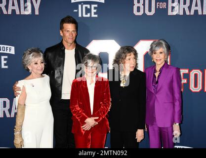 LOS ANGELES, CA - 31. JANUAR: (L-R) Rita Moreno, Tom Brady, Sally Field, Lily Tomlin und Jane Fonda nehmen an der Premiere von Param in Los Angeles Teil Stockfoto