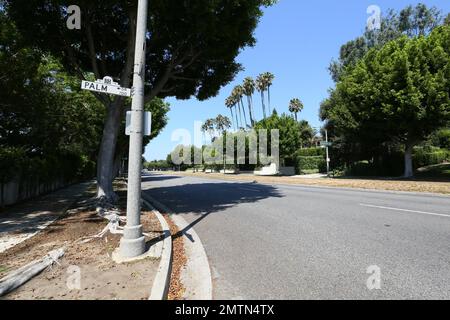 EXKLUSIV!! - Ist Simon Cowell der Beverly Hills Elite beigetreten, die die strengen Wasserbeschränkungen von Los Angeles ignoriert? Sein Anwesen auf Beverly Hills' begehrtem Palm Drive ist in Sichtweite von städtischen Rasenflächen, wo das Wasser aufgrund der anhaltenden, fünfjährigen Dürre im Süden Kaliforniens abgeschnitten wurde, aber sein Grundstück weiterhin üppig und grün ist. Das gelbe Gras des Sunset Boulevard, 50ft m rechts, deutlich mit Dürrewarnungen gekennzeichnet, entspricht dem sterbenden Rasen von Cowells Nachbarn 50ft m links von seinem Grundstück in Los Angeles, Kalifornien. 1. August 2016. Stockfoto