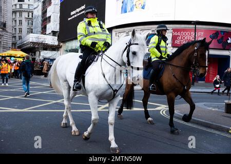 LONDON - 1. Februar 2023: Lehrer streiken und marschieren durch das Zentrum von London nach Lohnstreitigkeiten mit der Regierung. Stockfoto