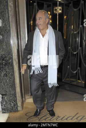 Sir Philip Green, CEO der Arcadia Group, sieht in einem grauen Anzug und einem weißen Hemd in Kombination mit einem puderblauen Schal genau den Geschäftsmann an, wenn er Claridge's in London verlässt. 2/2/11. Stockfoto