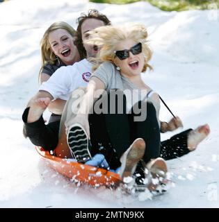 Kelly Osbourne, Melissa Joan Hart und der olympische Snowboarder Louis Vito haben beim Los Angeles Ski and Snowboard Benefit in Topanga, organisiert von der United States Ski and Snowboard Association, eine tolle Zeit für künstlichen Schnee. Los Angeles, Kalifornien. 10/03/10. Stockfoto