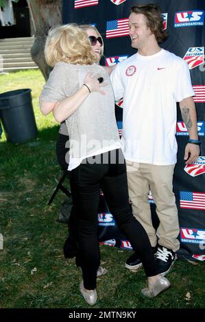 Kelly Osbourne mit Melissa Joan Hart und dem olympischen Snowboarder Louis Vito beim Los Angeles Ski and Snowboard Benefit in Topanga, organisiert von der United States Ski and Snowboard Association. Bei der Veranstaltung schien Kelly Osbourne, die mit ihrer großen Sonnenbrille und ihren lockigen blonden Locken sehr hübsch aussah, sehr aufgeregt, die Schauspielerin Melissa Joan Hart und den olympischen Snowboarder Louis Vito zu sehen. Los Angeles, Kalifornien. 10/03/10. Stockfoto