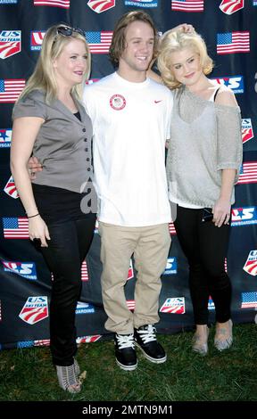 Kelly Osbourne mit Melissa Joan Hart und dem olympischen Snowboarder Louis Vito beim Los Angeles Ski and Snowboard Benefit in Topanga, organisiert von der United States Ski and Snowboard Association. Bei der Veranstaltung schien Kelly Osbourne, die mit ihrer großen Sonnenbrille und ihren lockigen blonden Locken sehr hübsch aussah, sehr aufgeregt, die Schauspielerin Melissa Joan Hart und den olympischen Snowboarder Louis Vito zu sehen. Los Angeles, Kalifornien. 10/03/10. Stockfoto