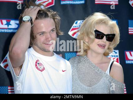 Der olympische Snowboarder Louis Vito posiert mit Kelly Osbourne auf der Los Angeles Ski and Snowboard Benefit in Topanga, die von der United States Ski and Snowboard Association organisiert wird. Bei der Veranstaltung schien Kelly Osbourne, die mit ihrer großen Sonnenbrille und ihren lockigen blonden Locken sehr hübsch aussah, sehr aufgeregt, die Schauspielerin Melissa Joan Hart und den olympischen Snowboarder Louis Vito zu sehen. Los Angeles, Kalifornien. 10/03/10. Stockfoto