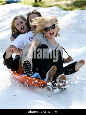 Kelly Osbourne, Melissa Joan Hart und der olympische Snowboarder Louis Vito haben beim Los Angeles Ski and Snowboard Benefit in Topanga, organisiert von der United States Ski and Snowboard Association, eine tolle Zeit für künstlichen Schnee. Los Angeles, Kalifornien. 10/03/10. Stockfoto