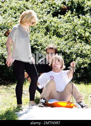 Kelly Osbourne und der olympische Snowboarder Louis Vito bereiten sich darauf vor, bei der von der United States Ski and Snowboard Association organisierten Los Angeles Ski and Snowboard Benefit in Topanga auf künstlichen Schnee zu schießen. Los Angeles, Kalifornien. 10/03/10. . Stockfoto