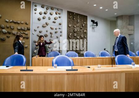 DEN HAAG - Dilan Yesilgoz, Minister für Justiz und Sicherheit, und Ernst Kuipers, Minister für Gesundheit, Wohlfahrt und Sport, im Repräsentantenhaus während einer Aussprache über den ersten Unterbericht der niederländischen Sicherheitsbehörde über die Corona-Krise. ANP BART MAAT niederlande out - belgien out Stockfoto