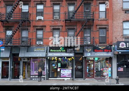 New York, NY - Oktober 2022: Chelsea District in Manhattan, unverwechselbare Geschäfte und Restaurants in alten Gebäuden Stockfoto