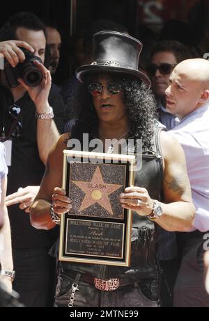Der Gitarrist Slash wird in den Hollywood Walk of Fame im Hard Rock Cafe am Hollywood Boulevard aufgenommen. Zu Slash gehörten Freunde und Familie, darunter auch der Schauspieler Charlie Sheen, der seine Lieblingserinnerungen aus seiner langen Freundschaft mit dem legendären Gitarrist mit anderen teilte. Weitere Teilnehmer waren Produzent Robert Evans, DJ Jim Ladd und seine Frau Perla Ferrar mit dem Sohn des Paares London. Los Angeles, Kalifornien. 10. Juli 2012 Stockfoto