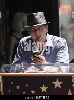 Der Gitarrist Slash wird in den Hollywood Walk of Fame im Hard Rock Cafe am Hollywood Boulevard aufgenommen. Zu Slash gehörten Freunde und Familie, darunter auch der Schauspieler Charlie Sheen, der seine Lieblingserinnerungen aus seiner langen Freundschaft mit dem legendären Gitarrist mit anderen teilte. Weitere Teilnehmer waren Produzent Robert Evans, DJ Jim Ladd und seine Frau Perla Ferrar mit dem Sohn des Paares London. Los Angeles, Kalifornien. 10. Juli 2012 Stockfoto