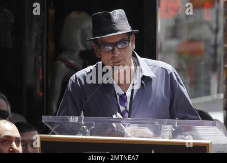 Der Gitarrist Slash wird in den Hollywood Walk of Fame im Hard Rock Cafe am Hollywood Boulevard aufgenommen. Zu Slash gehörten Freunde und Familie, darunter auch der Schauspieler Charlie Sheen, der seine Lieblingserinnerungen aus seiner langen Freundschaft mit dem legendären Gitarrist mit anderen teilte. Weitere Teilnehmer waren Produzent Robert Evans, DJ Jim Ladd und seine Frau Perla Ferrar mit dem Sohn des Paares London. Los Angeles, Kalifornien. 10. Juli 2012 Stockfoto