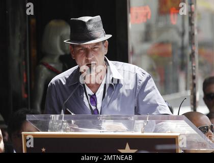 Der Gitarrist Slash wird in den Hollywood Walk of Fame im Hard Rock Cafe am Hollywood Boulevard aufgenommen. Zu Slash gehörten Freunde und Familie, darunter auch der Schauspieler Charlie Sheen, der seine Lieblingserinnerungen aus seiner langen Freundschaft mit dem legendären Gitarrist mit anderen teilte. Weitere Teilnehmer waren Produzent Robert Evans, DJ Jim Ladd und seine Frau Perla Ferrar mit dem Sohn des Paares London. Los Angeles, Kalifornien. 10. Juli 2012 Stockfoto