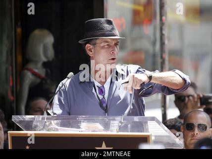 Der Gitarrist Slash wird in den Hollywood Walk of Fame im Hard Rock Cafe am Hollywood Boulevard aufgenommen. Zu Slash gehörten Freunde und Familie, darunter auch der Schauspieler Charlie Sheen, der seine Lieblingserinnerungen aus seiner langen Freundschaft mit dem legendären Gitarrist mit anderen teilte. Weitere Teilnehmer waren Produzent Robert Evans, DJ Jim Ladd und seine Frau Perla Ferrar mit dem Sohn des Paares London. Los Angeles, Kalifornien. 10. Juli 2012 Stockfoto