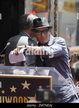 Der Gitarrist Slash wird in den Hollywood Walk of Fame im Hard Rock Cafe am Hollywood Boulevard aufgenommen. Zu Slash gehörten Freunde und Familie, darunter auch der Schauspieler Charlie Sheen, der seine Lieblingserinnerungen aus seiner langen Freundschaft mit dem legendären Gitarrist mit anderen teilte. Weitere Teilnehmer waren Produzent Robert Evans, DJ Jim Ladd und seine Frau Perla Ferrar mit dem Sohn des Paares London. Los Angeles, Kalifornien. 10. Juli 2012 Stockfoto