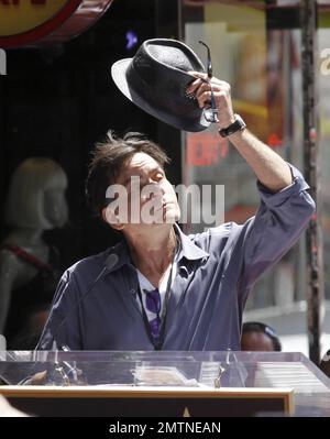 Der Gitarrist Slash wird in den Hollywood Walk of Fame im Hard Rock Cafe am Hollywood Boulevard aufgenommen. Zu Slash gehörten Freunde und Familie, darunter auch der Schauspieler Charlie Sheen, der seine Lieblingserinnerungen aus seiner langen Freundschaft mit dem legendären Gitarrist mit anderen teilte. Weitere Teilnehmer waren Produzent Robert Evans, DJ Jim Ladd und seine Frau Perla Ferrar mit dem Sohn des Paares London. Los Angeles, Kalifornien. 10. Juli 2012 . Stockfoto