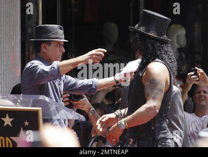 Der Gitarrist Slash wird in den Hollywood Walk of Fame im Hard Rock Cafe am Hollywood Boulevard aufgenommen. Zu Slash gehörten Freunde und Familie, darunter auch der Schauspieler Charlie Sheen, der seine Lieblingserinnerungen aus seiner langen Freundschaft mit dem legendären Gitarrist mit anderen teilte. Weitere Teilnehmer waren Produzent Robert Evans, DJ Jim Ladd und seine Frau Perla Ferrar mit dem Sohn des Paares London. Los Angeles, Kalifornien. 10. Juli 2012 Stockfoto