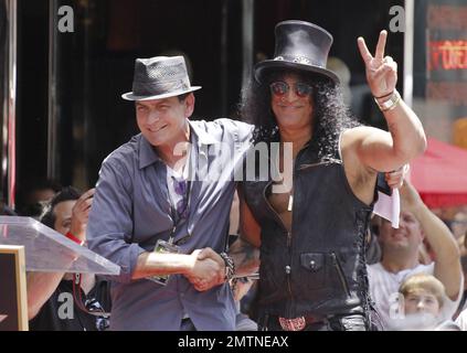 Der Gitarrist Slash wird in den Hollywood Walk of Fame im Hard Rock Cafe am Hollywood Boulevard aufgenommen. Zu Slash gehörten Freunde und Familie, darunter auch der Schauspieler Charlie Sheen, der seine Lieblingserinnerungen aus seiner langen Freundschaft mit dem legendären Gitarrist mit anderen teilte. Weitere Teilnehmer waren Produzent Robert Evans, DJ Jim Ladd und seine Frau Perla Ferrar mit dem Sohn des Paares London. Los Angeles, Kalifornien. 10. Juli 2012 . Stockfoto