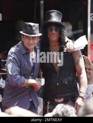 Der Gitarrist Slash wird in den Hollywood Walk of Fame im Hard Rock Cafe am Hollywood Boulevard aufgenommen. Zu Slash gehörten Freunde und Familie, darunter auch der Schauspieler Charlie Sheen, der seine Lieblingserinnerungen aus seiner langen Freundschaft mit dem legendären Gitarrist mit anderen teilte. Weitere Teilnehmer waren Produzent Robert Evans, DJ Jim Ladd und seine Frau Perla Ferrar mit dem Sohn des Paares London. Los Angeles, Kalifornien. 10. Juli 2012 . Stockfoto
