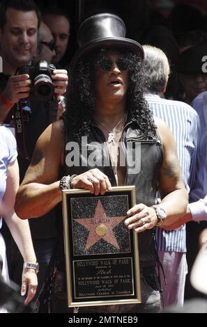 Der Gitarrist Slash wird in den Hollywood Walk of Fame im Hard Rock Cafe am Hollywood Boulevard aufgenommen. Zu Slash gehörten Freunde und Familie, darunter auch der Schauspieler Charlie Sheen, der seine Lieblingserinnerungen aus seiner langen Freundschaft mit dem legendären Gitarrist mit anderen teilte. Weitere Teilnehmer waren Produzent Robert Evans, DJ Jim Ladd und seine Frau Perla Ferrar mit dem Sohn des Paares London. Los Angeles, Kalifornien. 10. Juli 2012 . Stockfoto