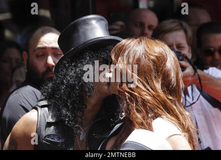 Der Gitarrist Slash wird in den Hollywood Walk of Fame im Hard Rock Cafe am Hollywood Boulevard aufgenommen. Zu Slash gehörten Freunde und Familie, darunter auch der Schauspieler Charlie Sheen, der seine Lieblingserinnerungen aus seiner langen Freundschaft mit dem legendären Gitarrist mit anderen teilte. Weitere Teilnehmer waren Produzent Robert Evans, DJ Jim Ladd und seine Frau Perla Ferrar mit dem Sohn des Paares London. Los Angeles, Kalifornien. 10. Juli 2012 . Stockfoto