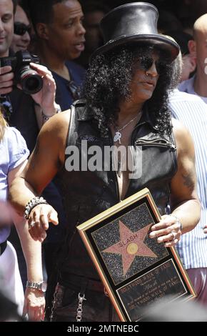 Der Gitarrist Slash wird in den Hollywood Walk of Fame im Hard Rock Cafe am Hollywood Boulevard aufgenommen. Zu Slash gehörten Freunde und Familie, darunter auch der Schauspieler Charlie Sheen, der seine Lieblingserinnerungen aus seiner langen Freundschaft mit dem legendären Gitarrist mit anderen teilte. Weitere Teilnehmer waren Produzent Robert Evans, DJ Jim Ladd und seine Frau Perla Ferrar mit dem Sohn des Paares London. Los Angeles, Kalifornien. 10. Juli 2012 . Stockfoto