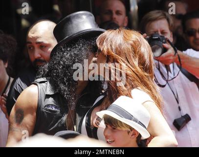 Der Gitarrist Slash wird in den Hollywood Walk of Fame im Hard Rock Cafe am Hollywood Boulevard aufgenommen. Zu Slash gehörten Freunde und Familie, darunter auch der Schauspieler Charlie Sheen, der seine Lieblingserinnerungen aus seiner langen Freundschaft mit dem legendären Gitarrist mit anderen teilte. Weitere Teilnehmer waren Produzent Robert Evans, DJ Jim Ladd und seine Frau Perla Ferrar mit dem Sohn des Paares London. Los Angeles, Kalifornien. 10. Juli 2012 . Stockfoto