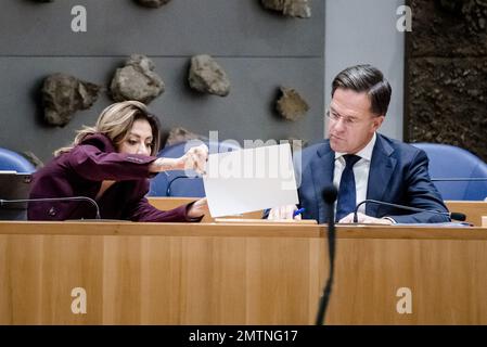 DEN HAAG - (VLNR) Dilan Yesilgoz, Minister für Justiz und Sicherheit, und Premierminister Mark Rutte im Repräsentantenhaus während einer Aussprache über den ersten Unterbericht des niederländischen Sicherheitsrats über die Corona-Krise. ANP BART MAAT niederlande out - belgien out Stockfoto