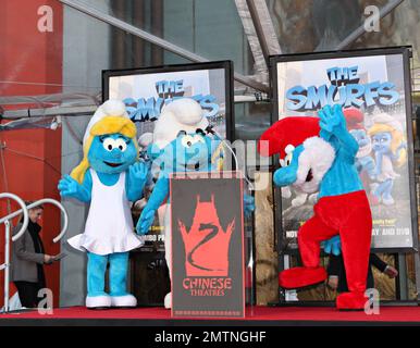 Papa Schlumpf, Clumsy und Schlumpfine bei der Schlumpf-Handabdruck- und Fußabdruck-Zeremonie im Grauman's Chinese Theatre. Los Angeles, Kalifornien. 13. Dezember 2011 Stockfoto