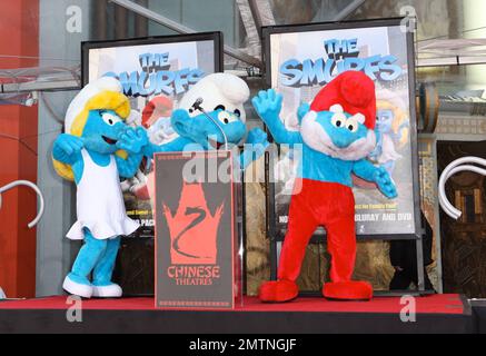 Papa Schlumpf, Clumsy und Schlumpfine bei der Schlumpf-Handabdruck- und Fußabdruck-Zeremonie im Grauman's Chinese Theatre. Los Angeles, Kalifornien. 13. Dezember 2011 Stockfoto